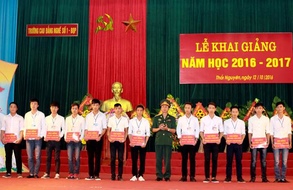 Đại tá Phạm Văn Hòa - Hiệu trưởng Nhà trường trao học bổng cho sinh viên có thành tích xuất sắc trong học tập và rèn luyện