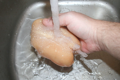 10 - Hähnchenbrust waschen / Wash chicken breast