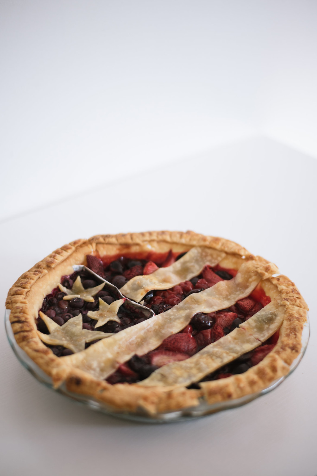 American Flag Berry Pie Tutorial on juliettelaura.blogspot.com